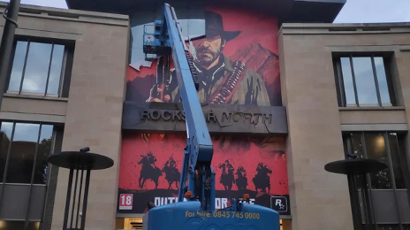 Dekoracja RDR2 na fasadzie siedziby Rockstar North